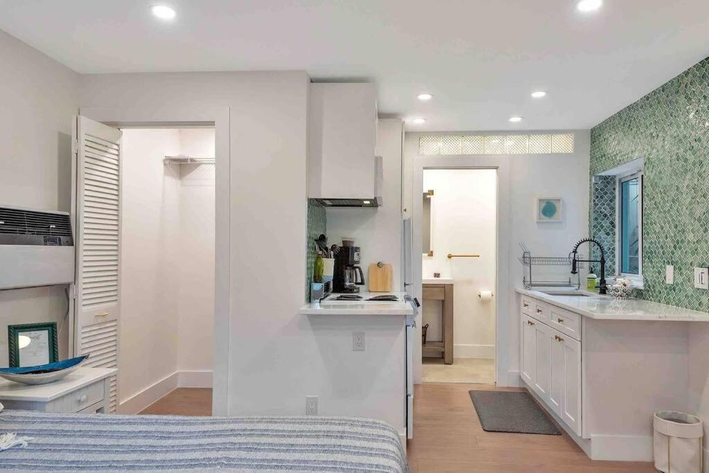 Charming Studio W Pool One Mile To Beach Pets Welcome Lake Worth Beach Kültér fotó